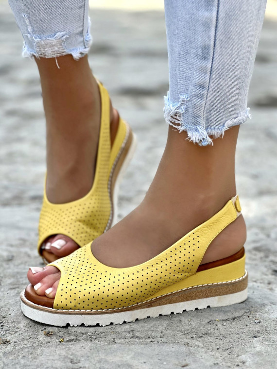 Żółte sandały damskie skórzane na wygodnej koturnie