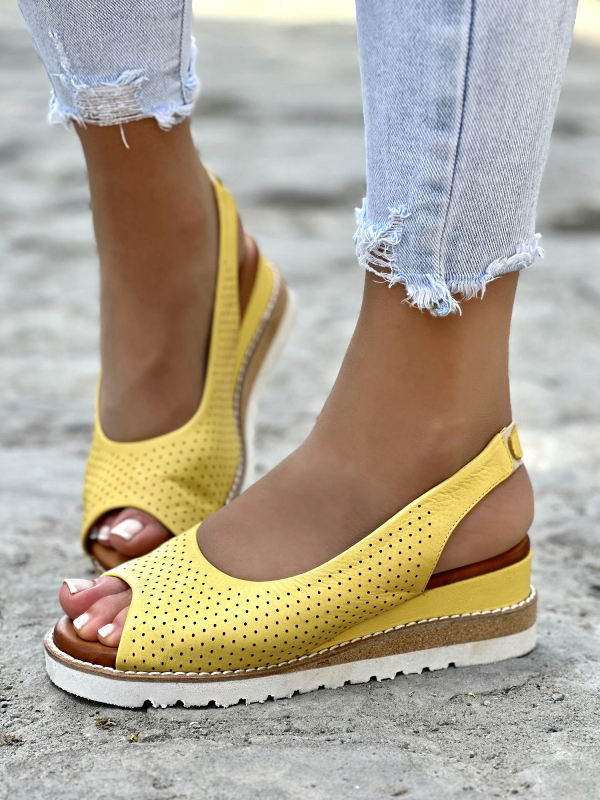 Żółte sandały damskie skórzane na wygodnej koturnie