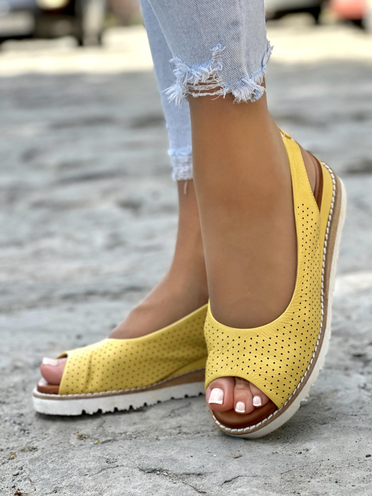 Żółte sandały damskie skórzane na wygodnej koturnie