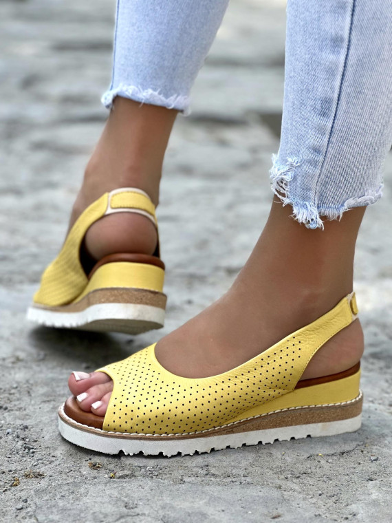 Żółte sandały damskie skórzane na wygodnej koturnie