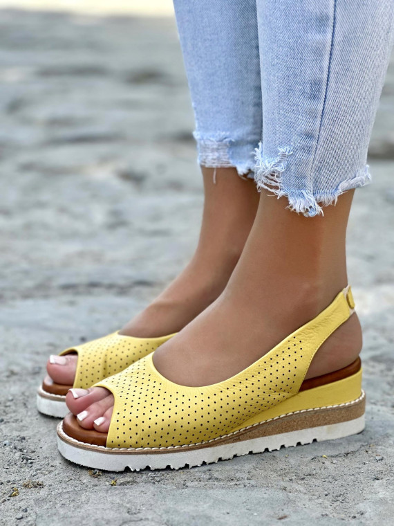 Żółte sandały damskie skórzane na wygodnej koturnie