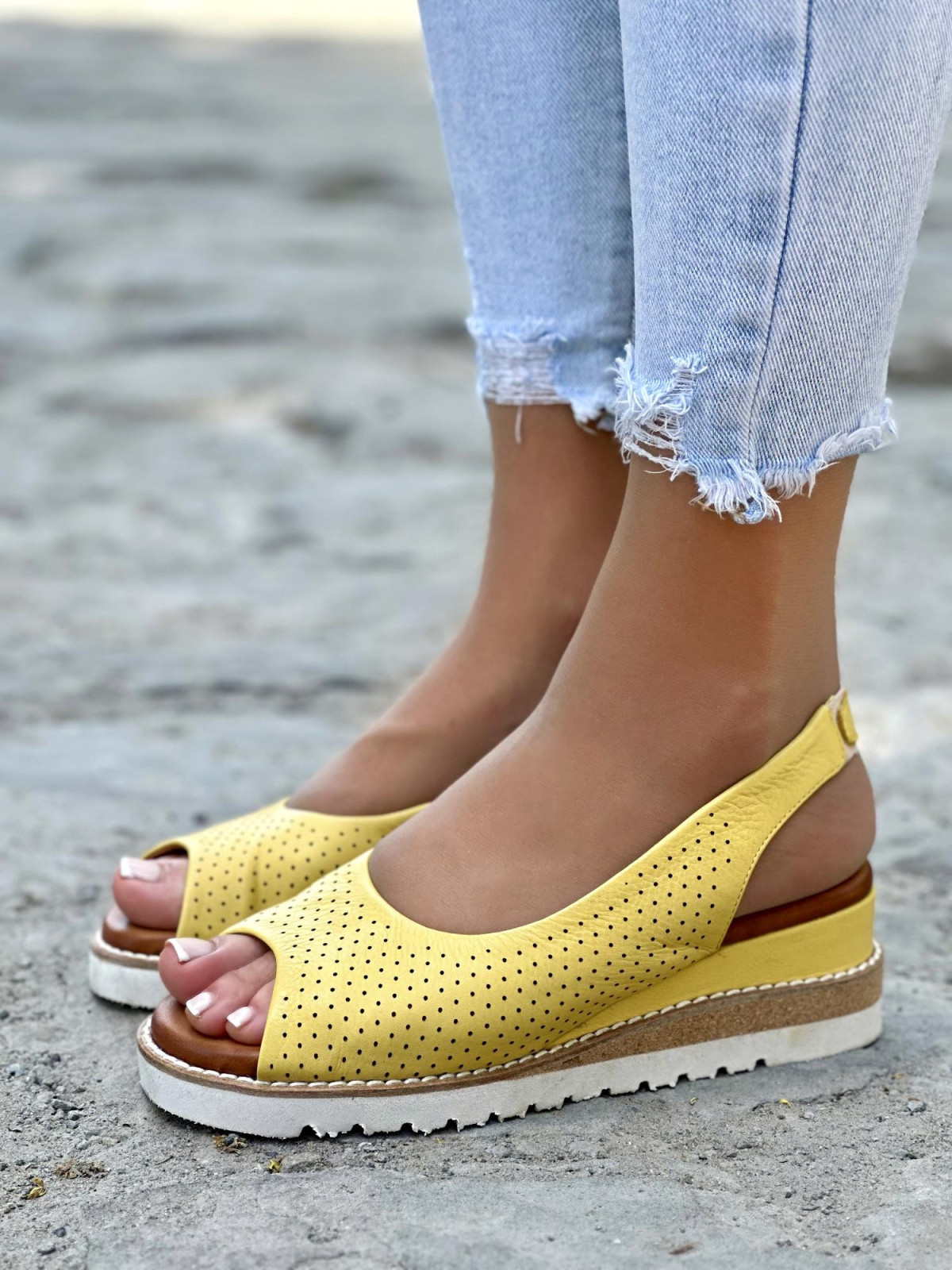 Żółte sandały damskie skórzane na wygodnej koturnie