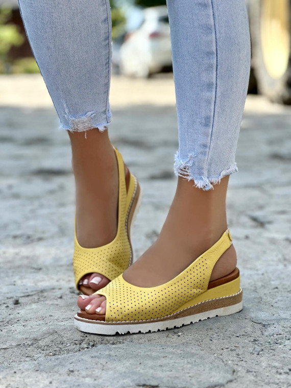 Żółte sandały damskie skórzane na wygodnej koturnie