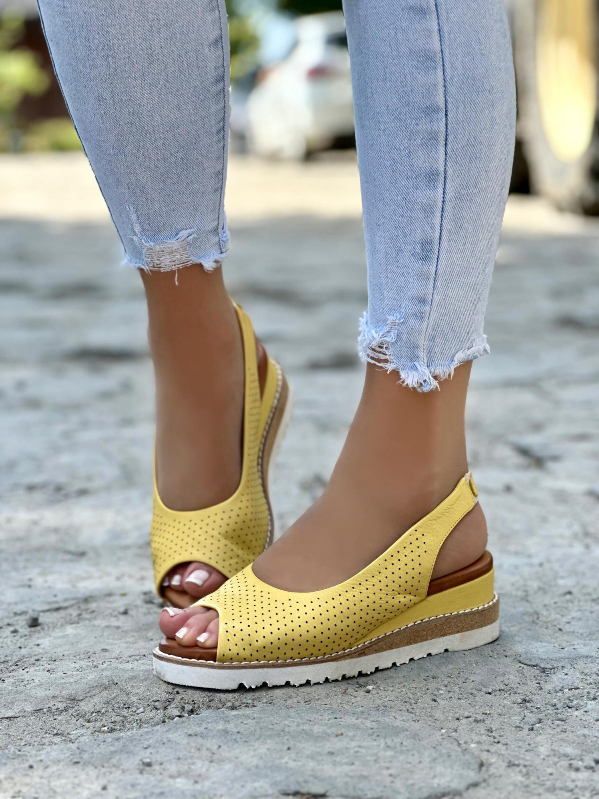 Żółte sandały damskie skórzane na wygodnej koturnie