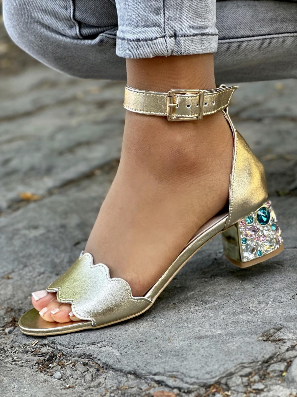 Piękne złote sandały damskie skórzane OLEKSY na wygodnym niskim obcasie polskiej produkcji