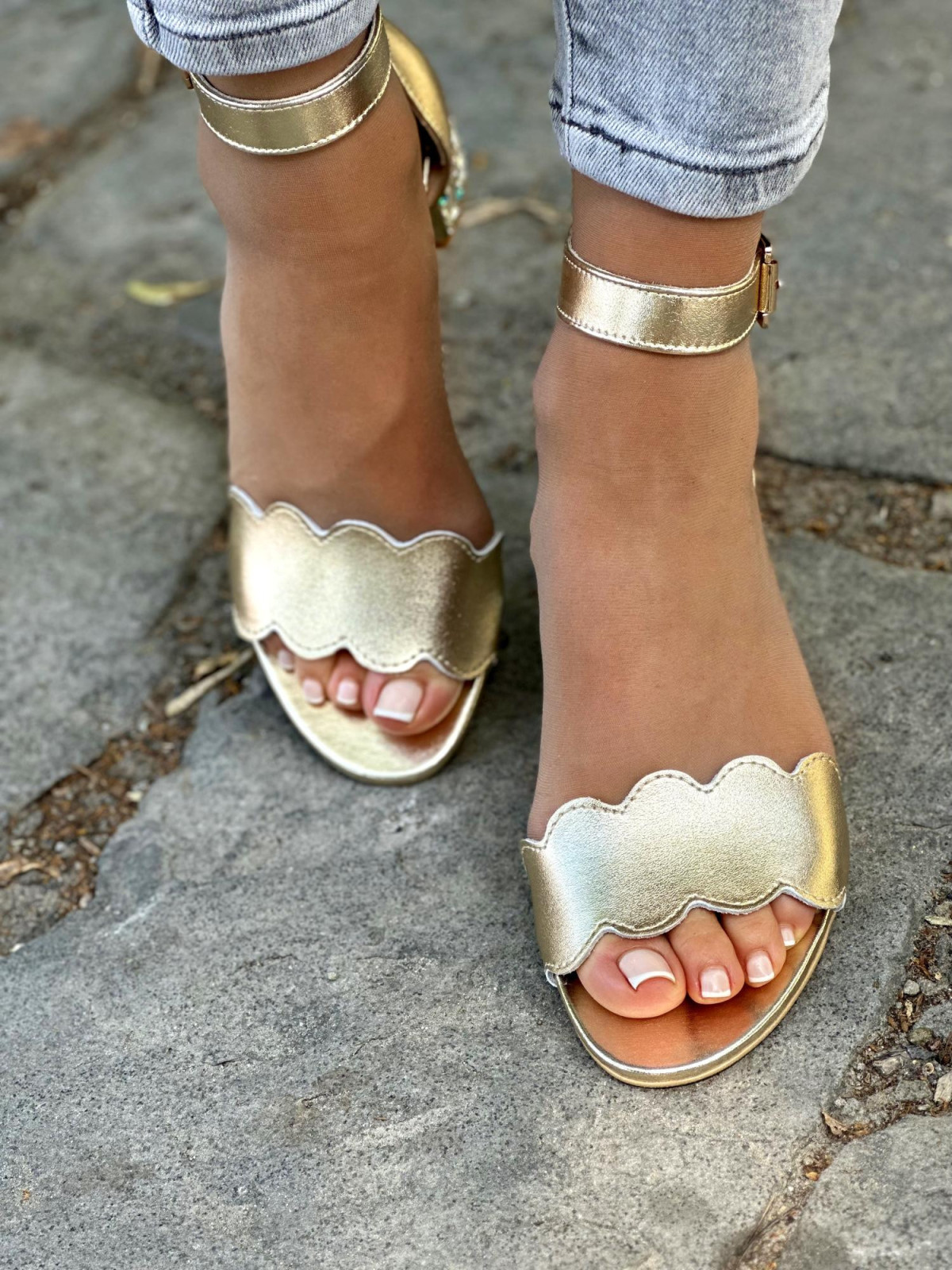 Piękne złote sandały damskie skórzane OLEKSY na wygodnym niskim obcasie polskiej produkcji