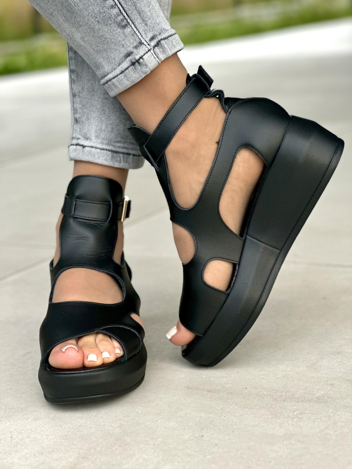 Czarne sandały damskie skórzane OLEKSY polskiej produkcji na grubym spodzie