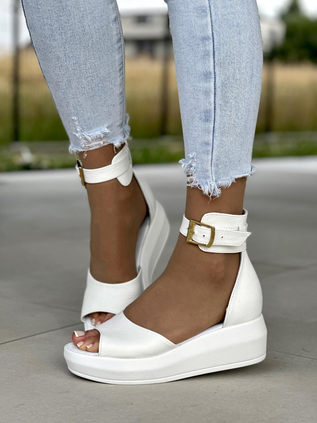 Białe sandały damskie skórzane OLEKSY polskiej produkcji na modnej grubej podeszwie