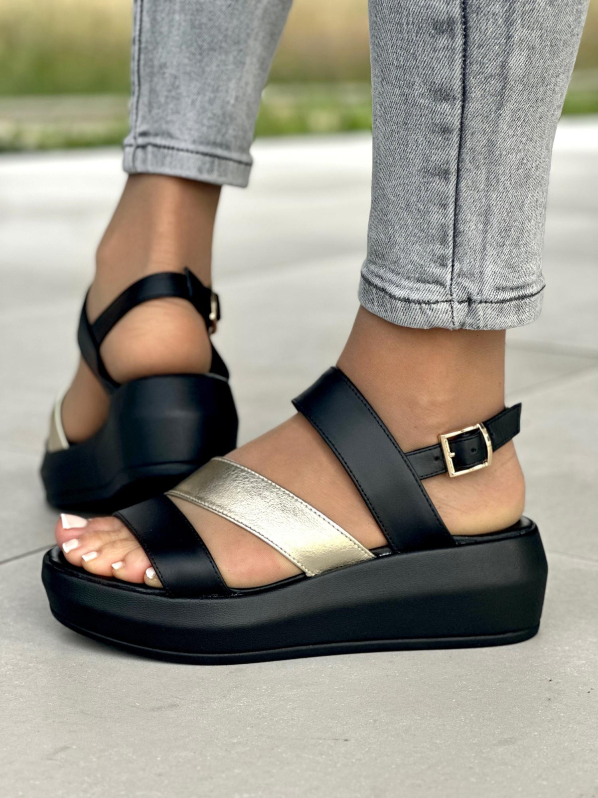 Czarne sandały damskie skórzane OLEKSY polskiej produkcji na grubym spodzie