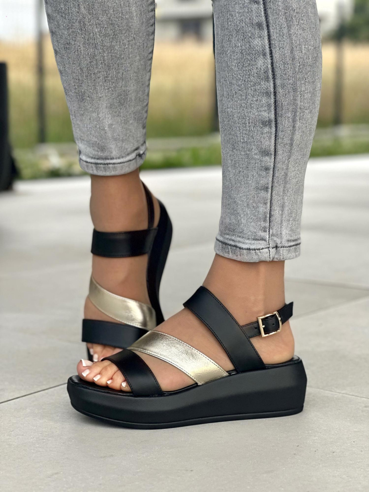 Czarne sandały damskie skórzane OLEKSY polskiej produkcji na grubym spodzie