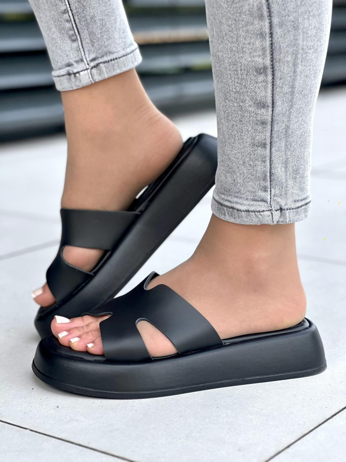 Czarne klapki damskie skórzane OLEKSY na wygodnej grubej podeszwie