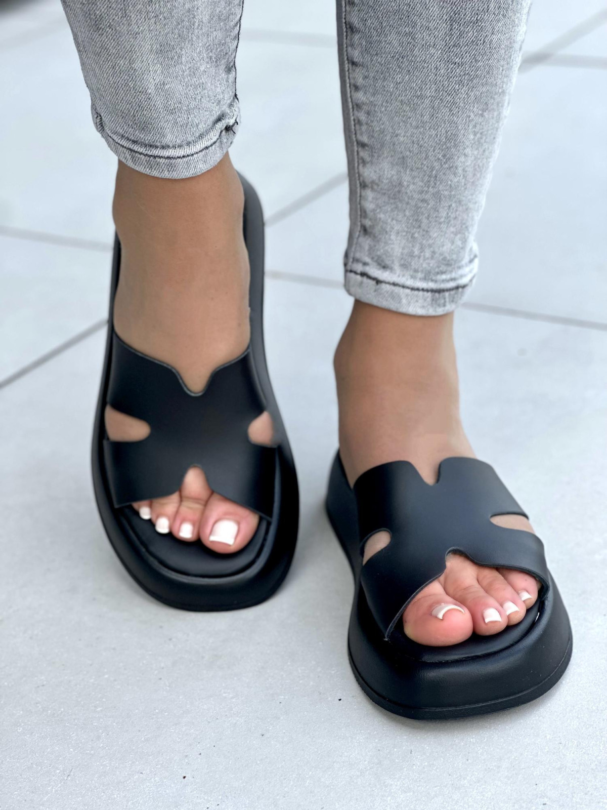 Czarne klapki damskie skórzane OLEKSY na wygodnej grubej podeszwie