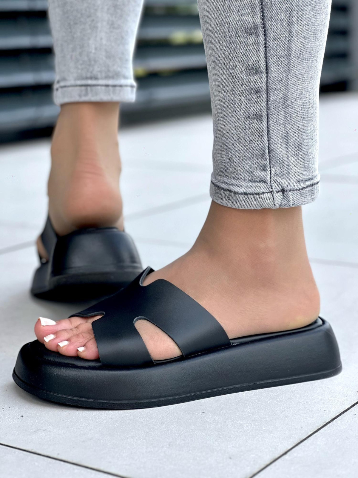 Czarne klapki damskie skórzane OLEKSY na wygodnej grubej podeszwie