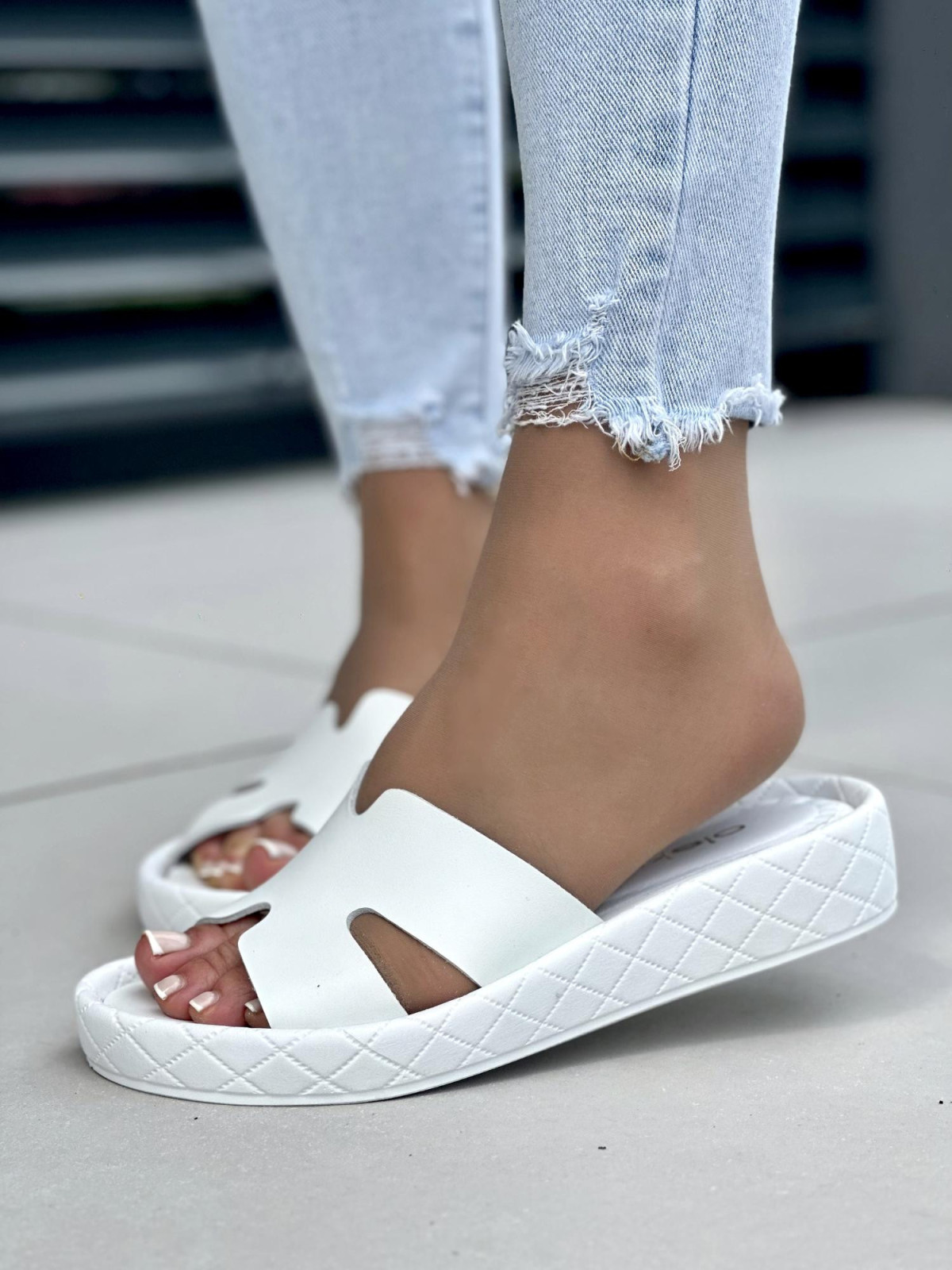 Białe klapki damskie skórzane OLEKSY na grubej podeszwie polskiej produkcji