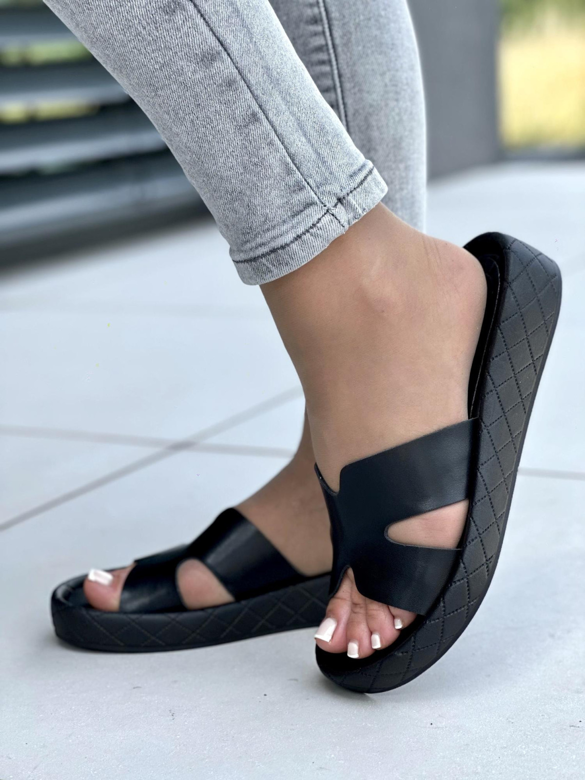 Czarne klapki damskie skórzane OLEKSY na wygodnej grubej podeszwie polskiej produkcji