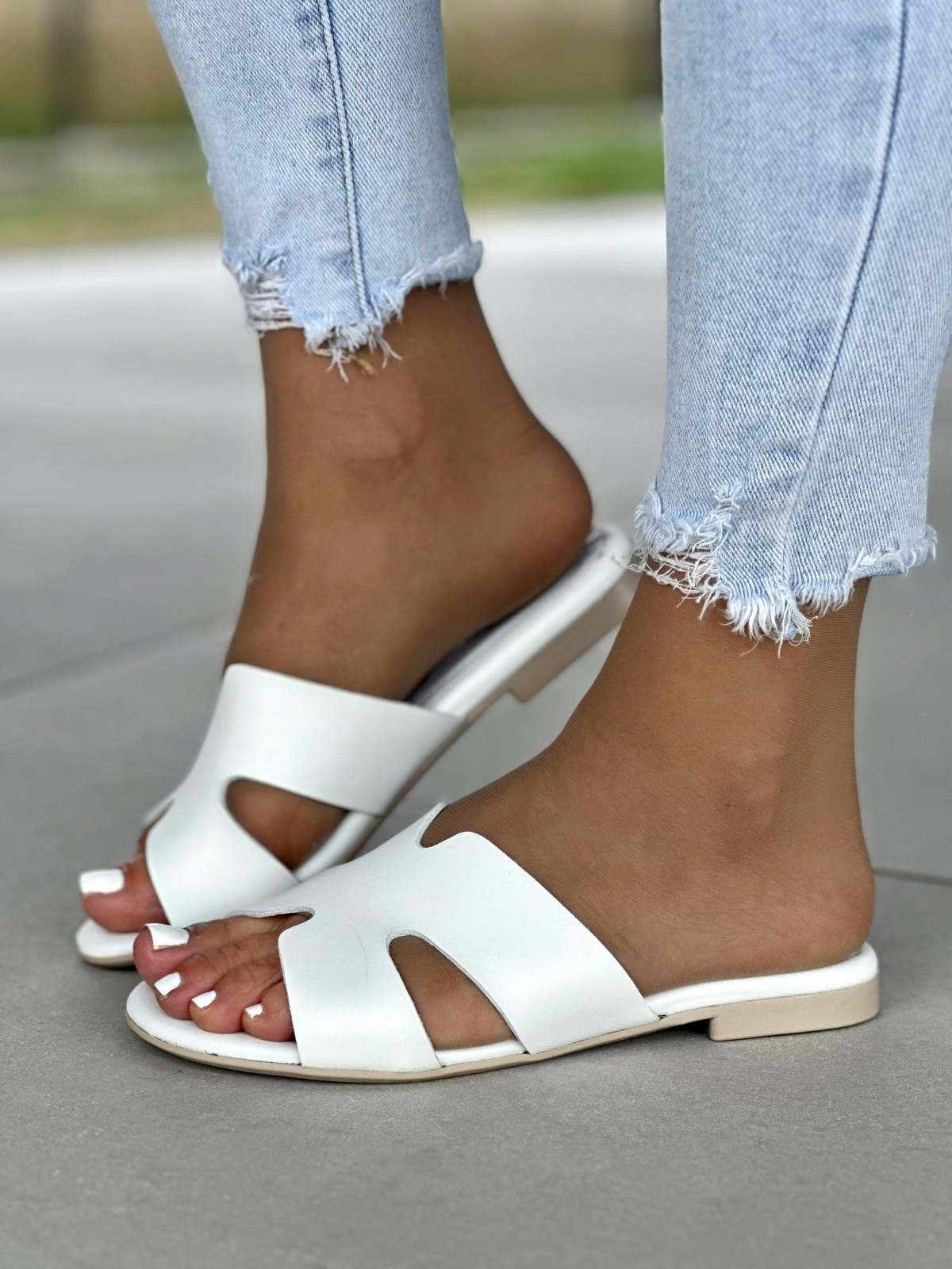 Białe klapki damskie skórzane OLEKSY na płaskiej podeszwie polskiej produkcji