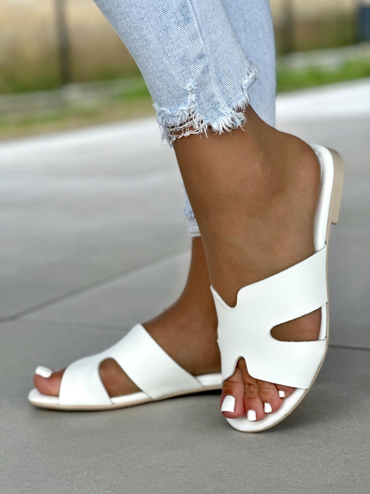 Białe klapki damskie skórzane OLEKSY na płaskiej podeszwie polskiej produkcji