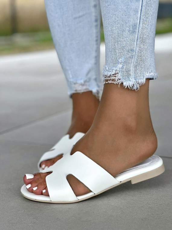 Białe klapki damskie skórzane OLEKSY na płaskiej podeszwie polskiej produkcji