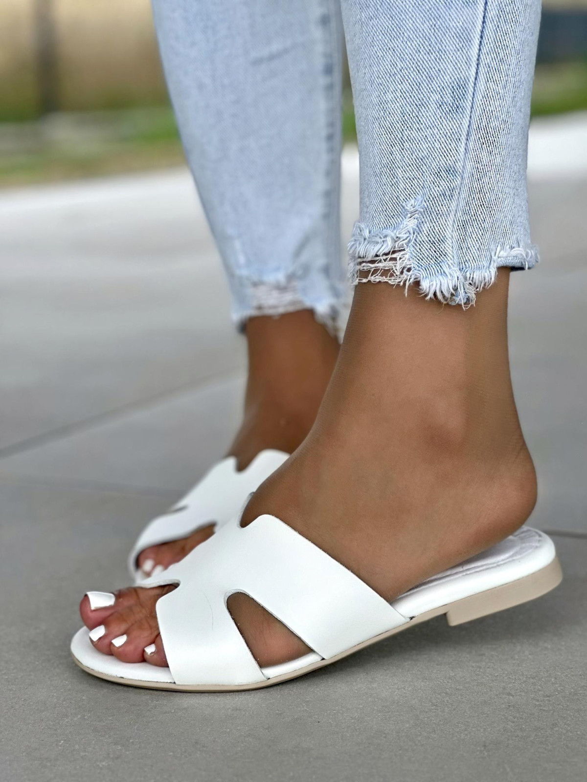 Białe klapki damskie skórzane OLEKSY na płaskiej podeszwie polskiej produkcji