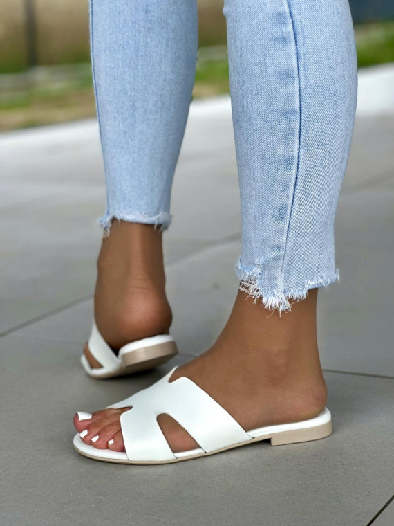 Białe klapki damskie skórzane OLEKSY na płaskiej podeszwie polskiej produkcji