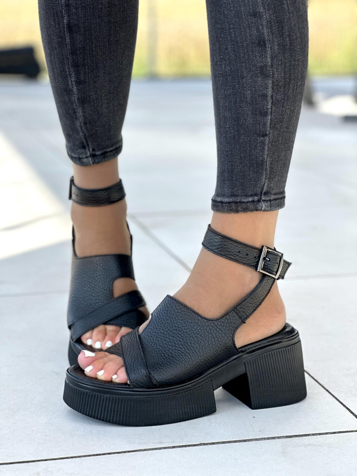 Czarne sandały damskie skórzane OLEKSY polskiej produkcji na grubym spodzie