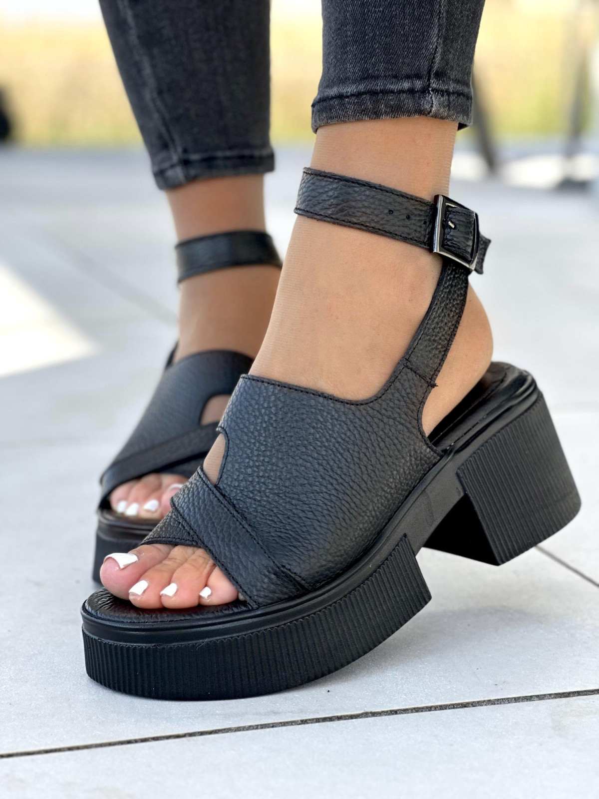 Czarne sandały damskie skórzane OLEKSY polskiej produkcji na grubym spodzie