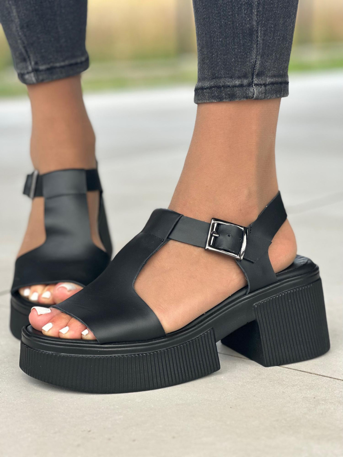 Czarne sandały damskie skórzane OLEKSY polskiej produkcji na grubym spodzie