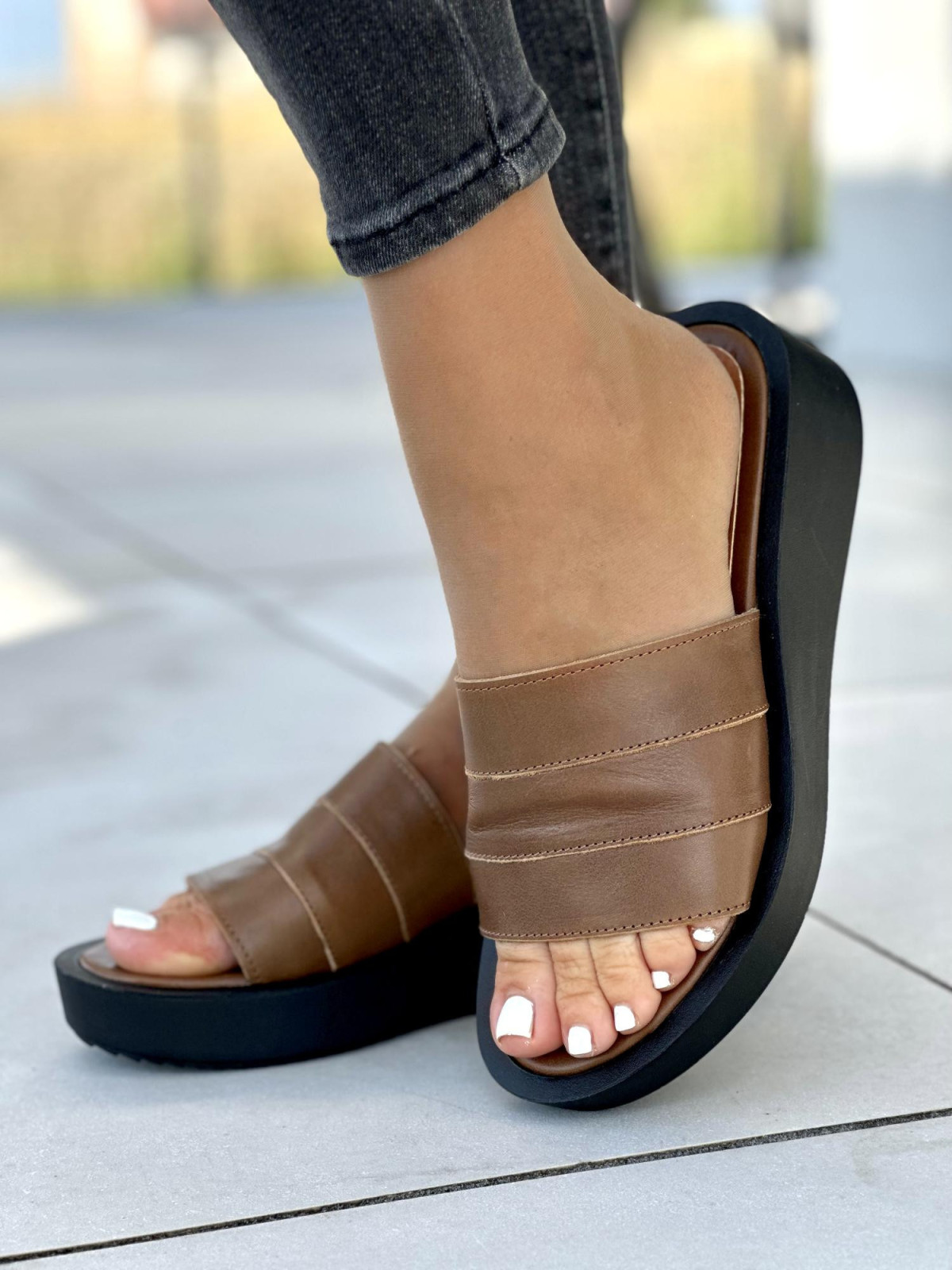 Brązowe klapki damskie skórzane OLEKSY polskiej produkcji na bardzo wygodnej grubej podeszwie