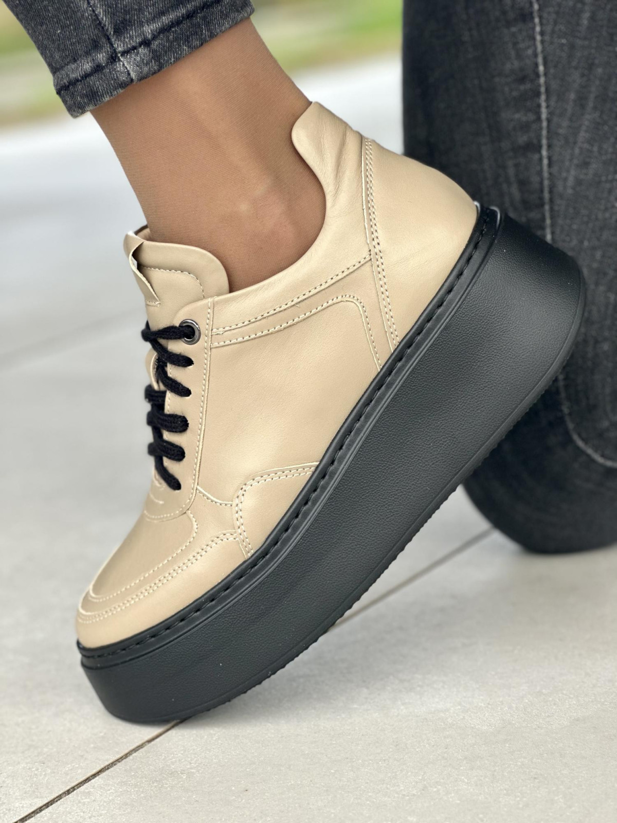 Beżowe sneakersy damskie skórzane OLEKSY polskiej produkcji na grubej czarnej podeszwie