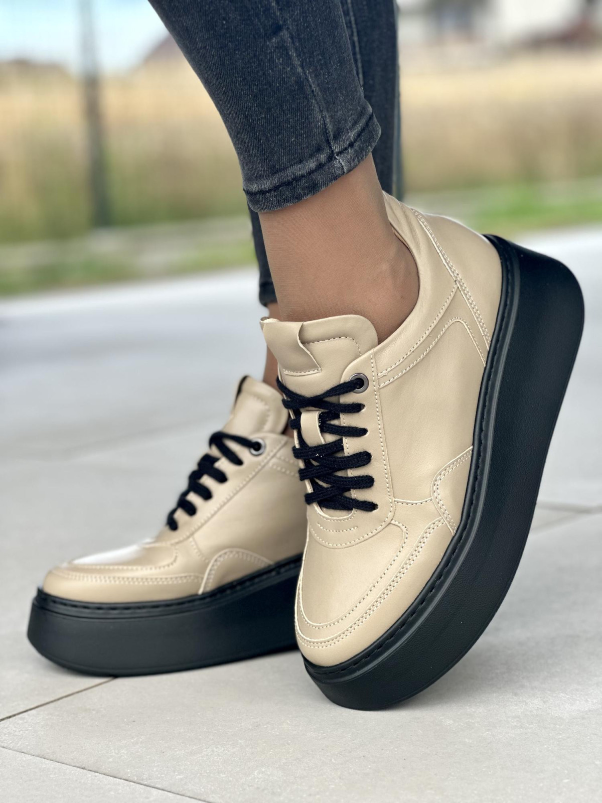 Beżowe sneakersy damskie skórzane OLEKSY polskiej produkcji na grubej czarnej podeszwie