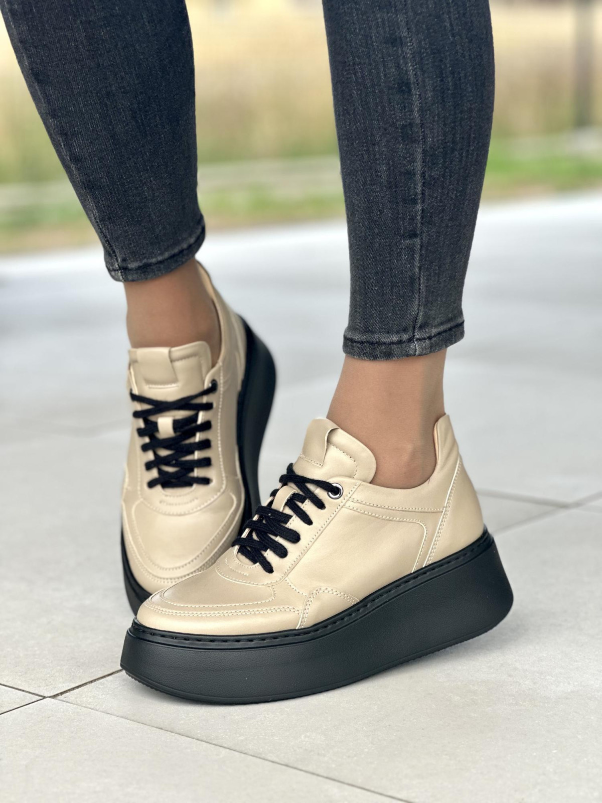 Beżowe sneakersy damskie skórzane OLEKSY polskiej produkcji na grubej czarnej podeszwie