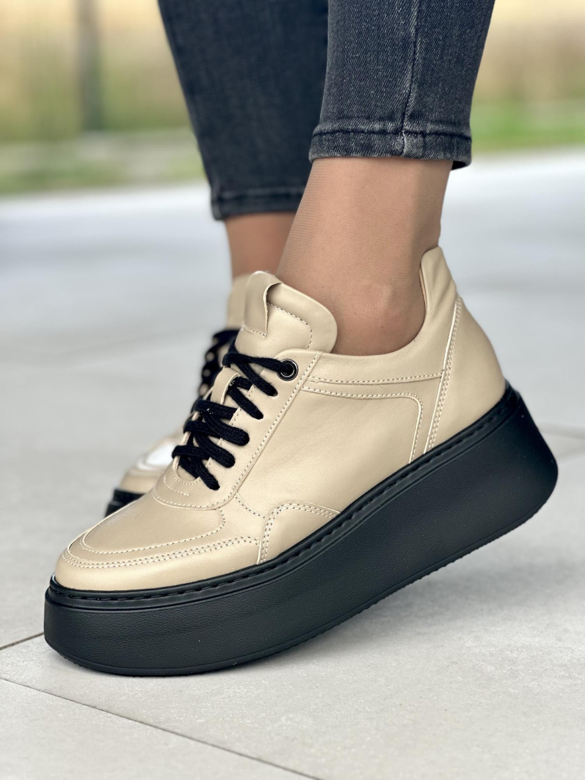 Beżowe sneakersy damskie skórzane OLEKSY polskiej produkcji na grubej czarnej podeszwie