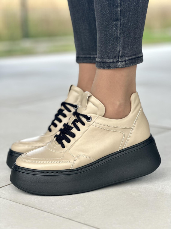 Beżowe sneakersy damskie skórzane OLEKSY polskiej produkcji na grubej czarnej podeszwie