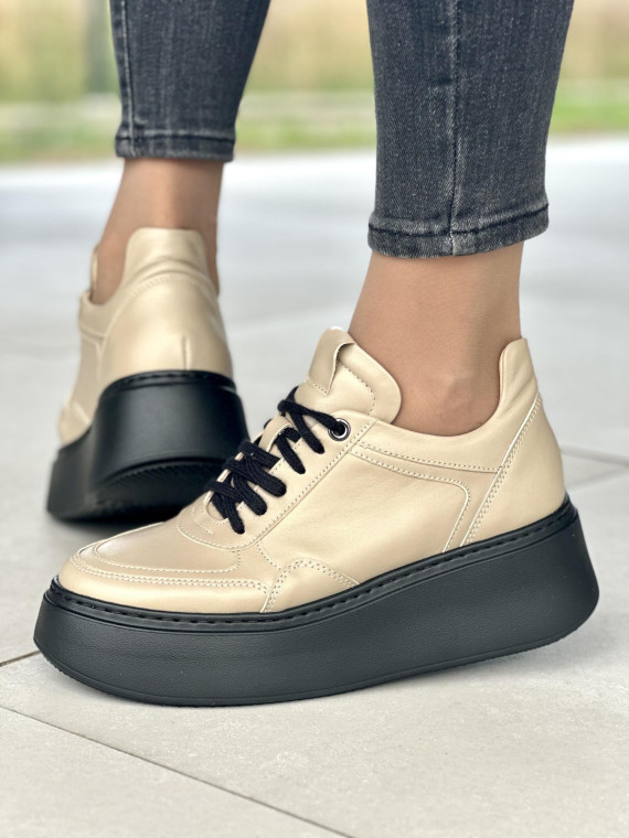 Beżowe sneakersy damskie skórzane OLEKSY polskiej produkcji na grubej czarnej podeszwie