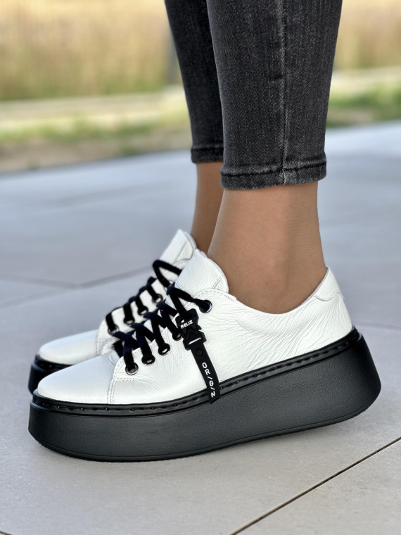 Białe trampki damskie skórzane OLEKSY polskiej produkcji na grubej czarnej podeszwie