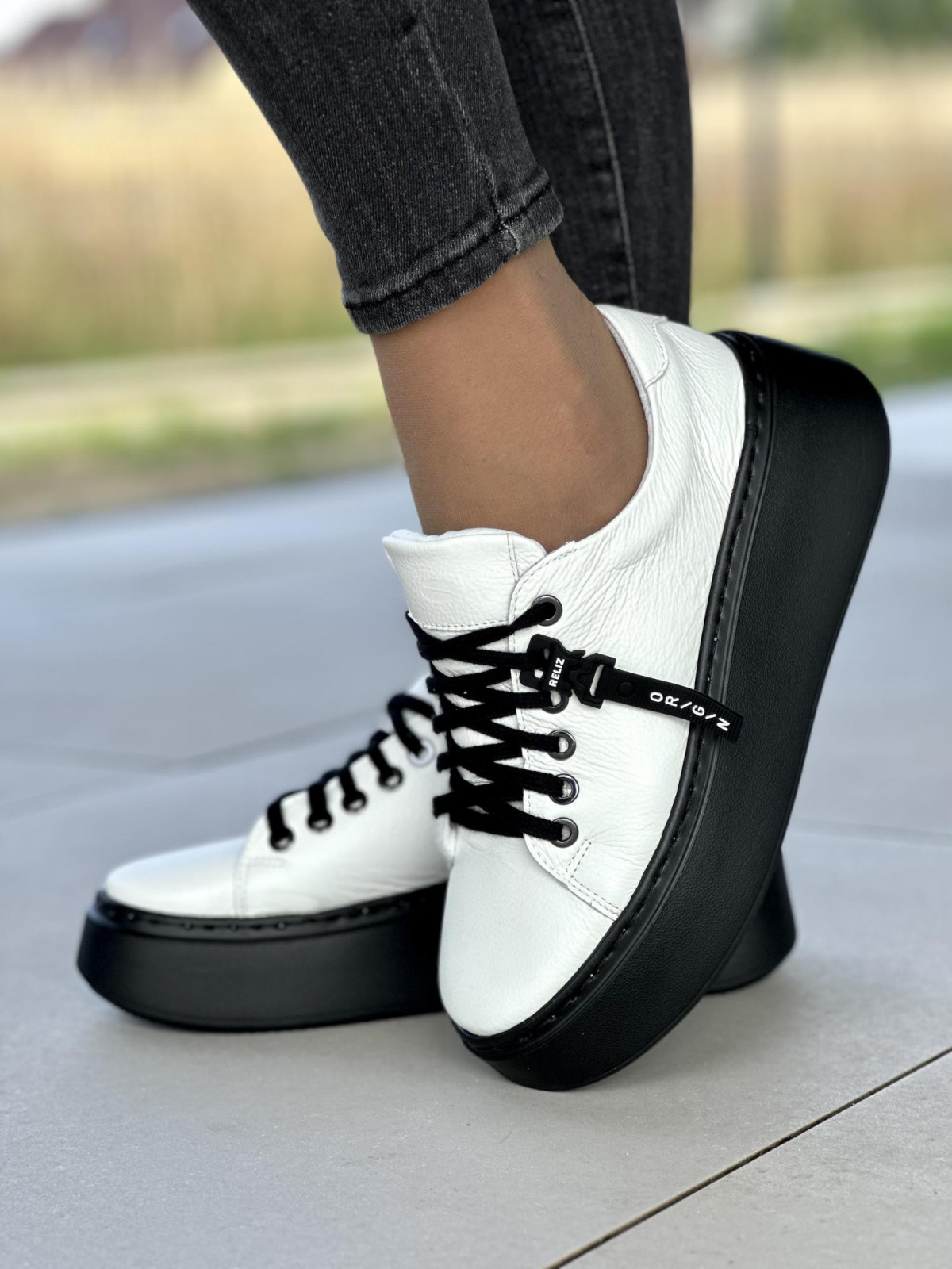 Białe trampki damskie skórzane OLEKSY polskiej produkcji na grubej czarnej podeszwie