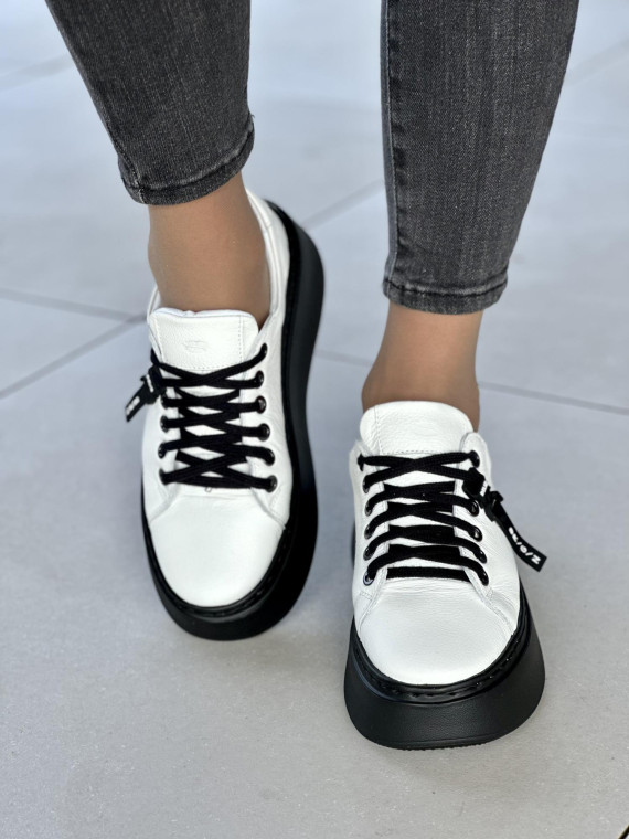 Białe trampki damskie skórzane OLEKSY polskiej produkcji na grubej czarnej podeszwie