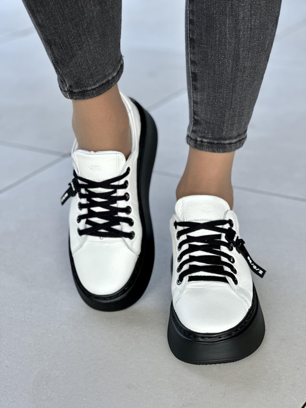 Białe trampki damskie skórzane OLEKSY polskiej produkcji na grubej czarnej podeszwie