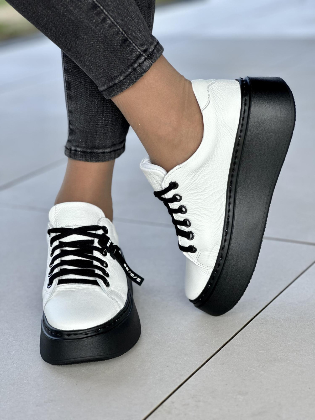 Białe trampki damskie skórzane OLEKSY polskiej produkcji na grubej czarnej podeszwie