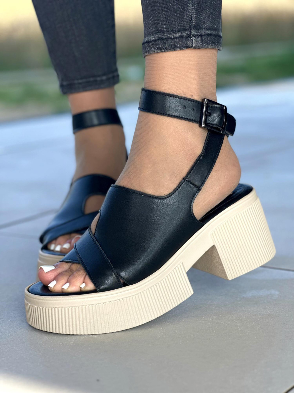 Czarne sandały damskie skórzane OLEKSY polskiej produkcji na grubym spodzie