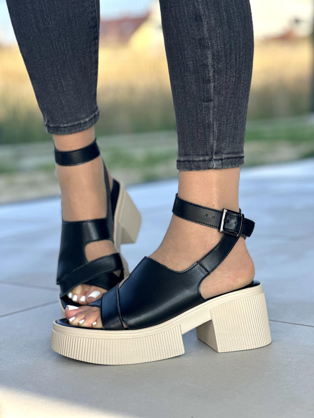 Czarne sandały damskie skórzane OLEKSY polskiej produkcji na grubym spodzie
