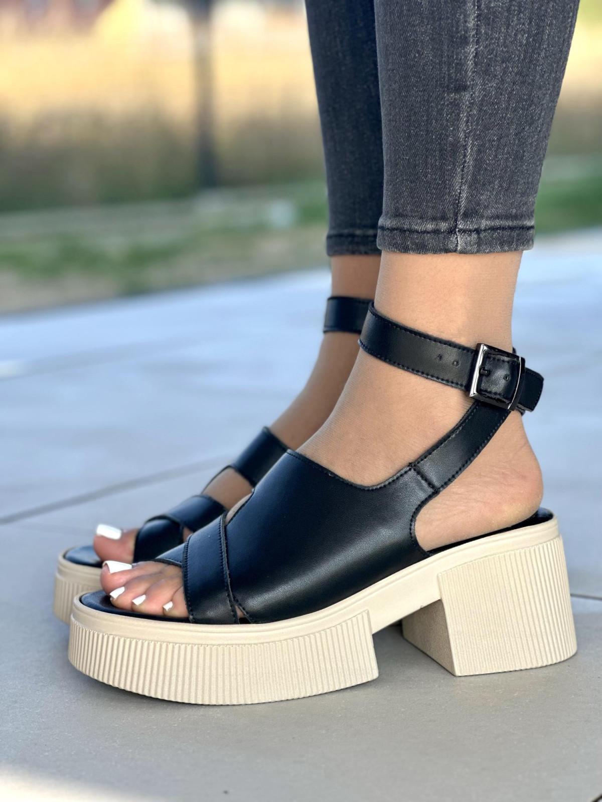 Czarne sandały damskie skórzane OLEKSY polskiej produkcji na grubym spodzie