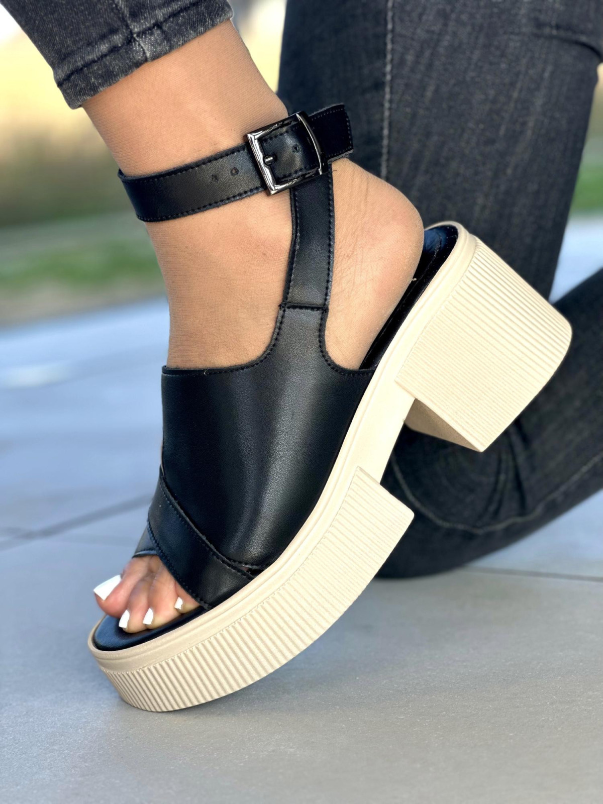 Czarne sandały damskie skórzane OLEKSY polskiej produkcji na grubym spodzie