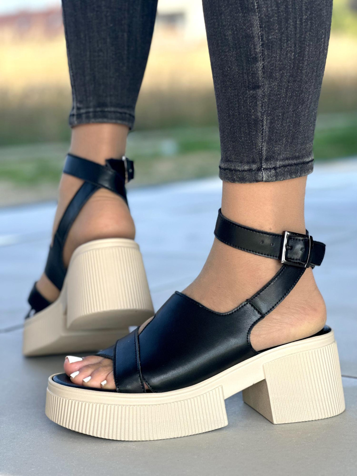 Czarne sandały damskie skórzane OLEKSY polskiej produkcji na grubym spodzie