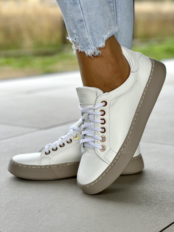 Białe trampki damskie skórzane OLEKSY polskiej produkcji na beżowej lekkiej podeszwie
