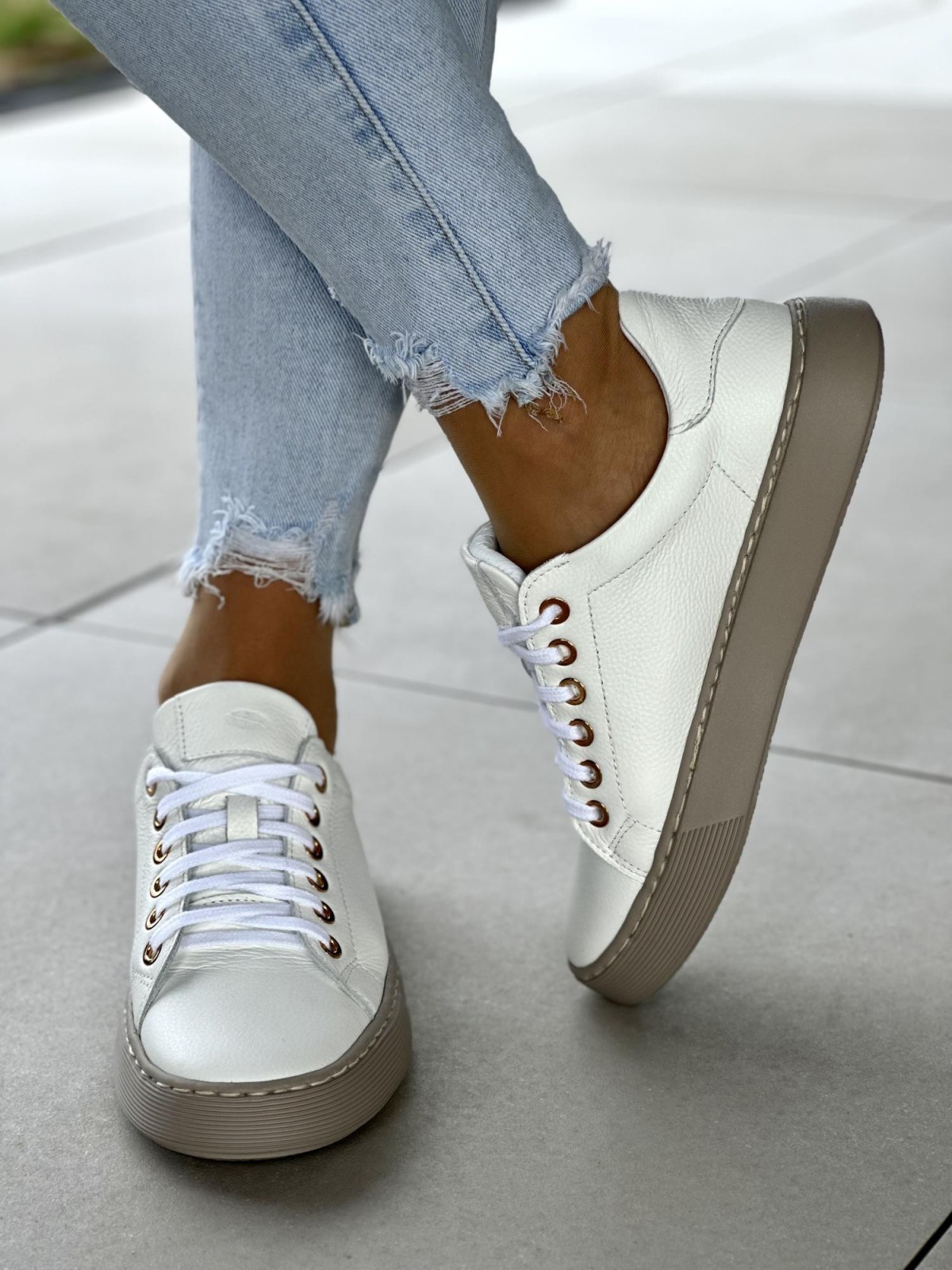 Białe trampki damskie skórzane OLEKSY polskiej produkcji na beżowej lekkiej podeszwie