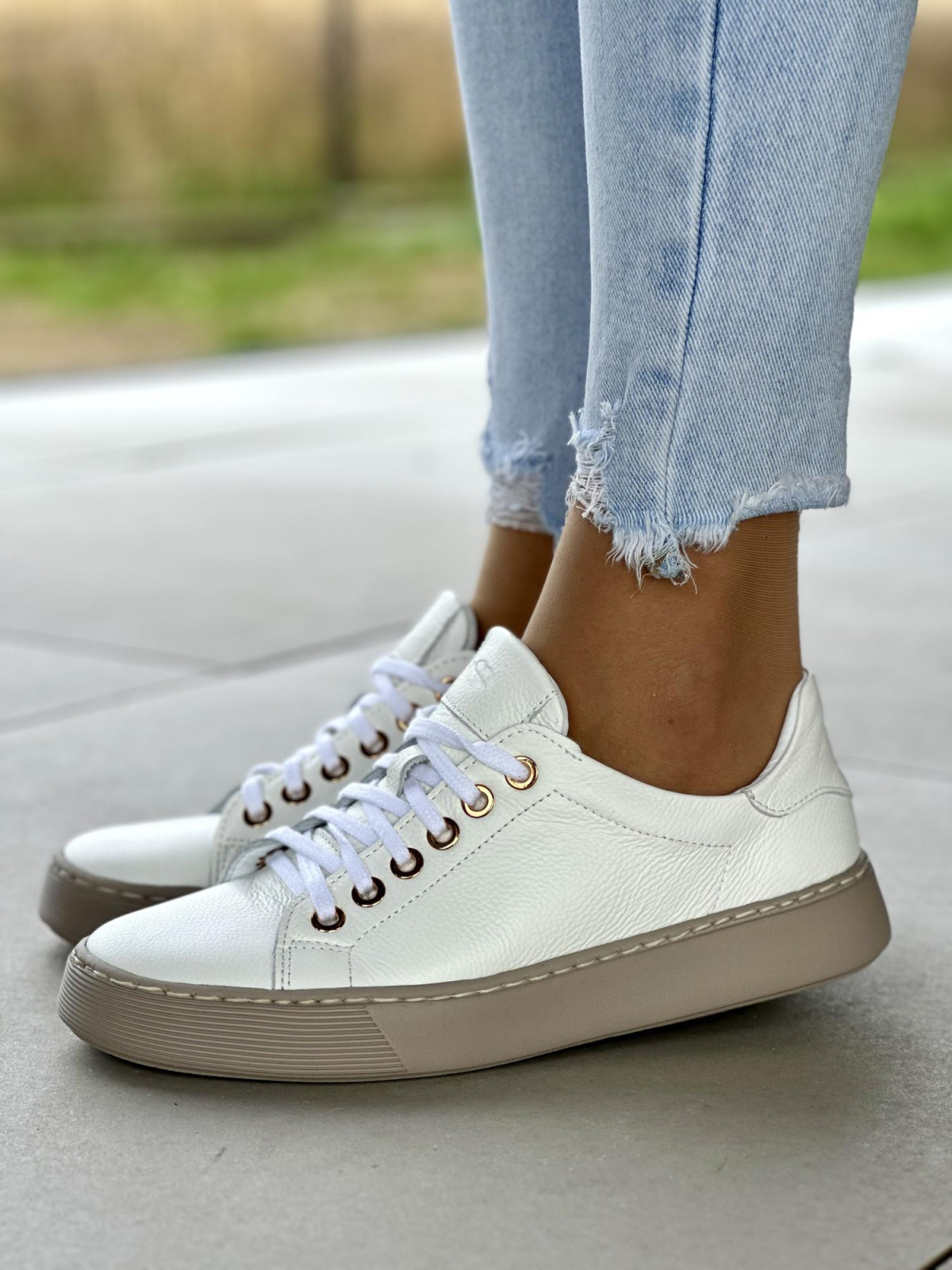 Białe trampki damskie skórzane OLEKSY polskiej produkcji na beżowej lekkiej podeszwie