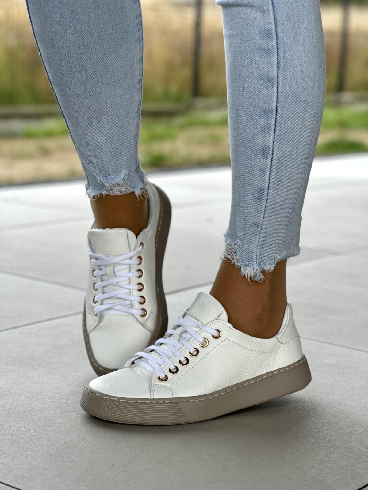 Białe trampki damskie skórzane OLEKSY polskiej produkcji na beżowej lekkiej podeszwie