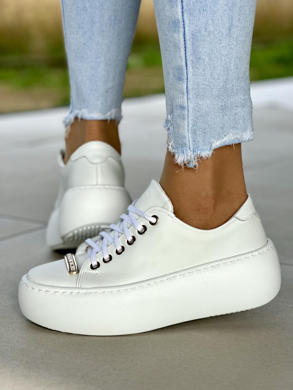 Białe trampki damskie skórzane OLEKSY polskiej produkcji na grubej podeszwie