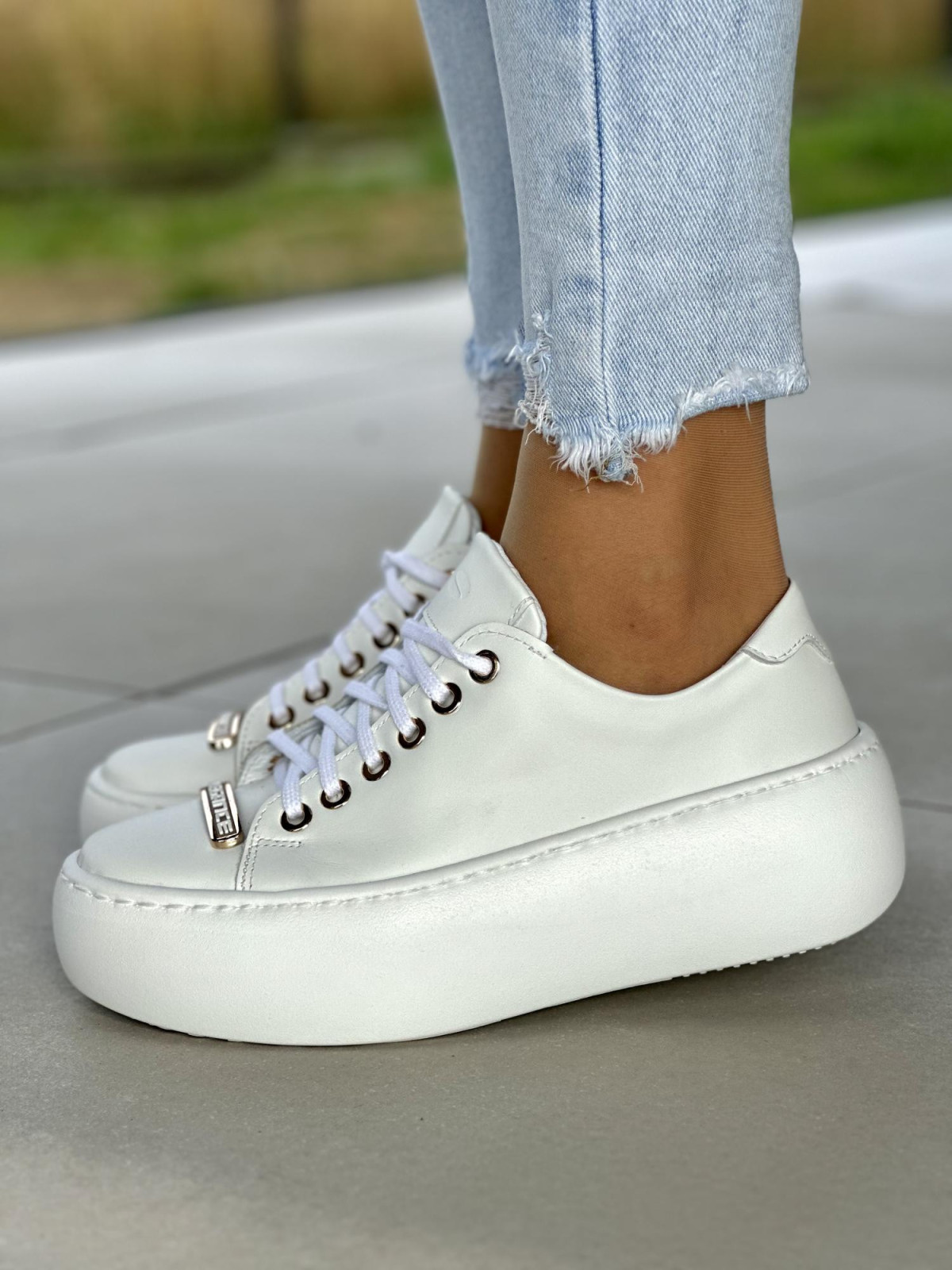 Białe trampki damskie skórzane OLEKSY polskiej produkcji na grubej podeszwie